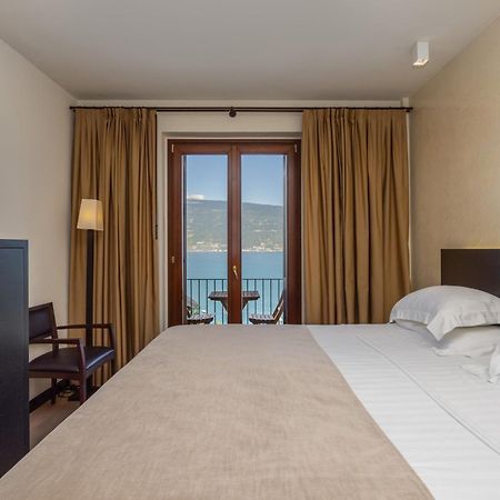 Hotel Meandro - Lake View Gargnano Luaran gambar