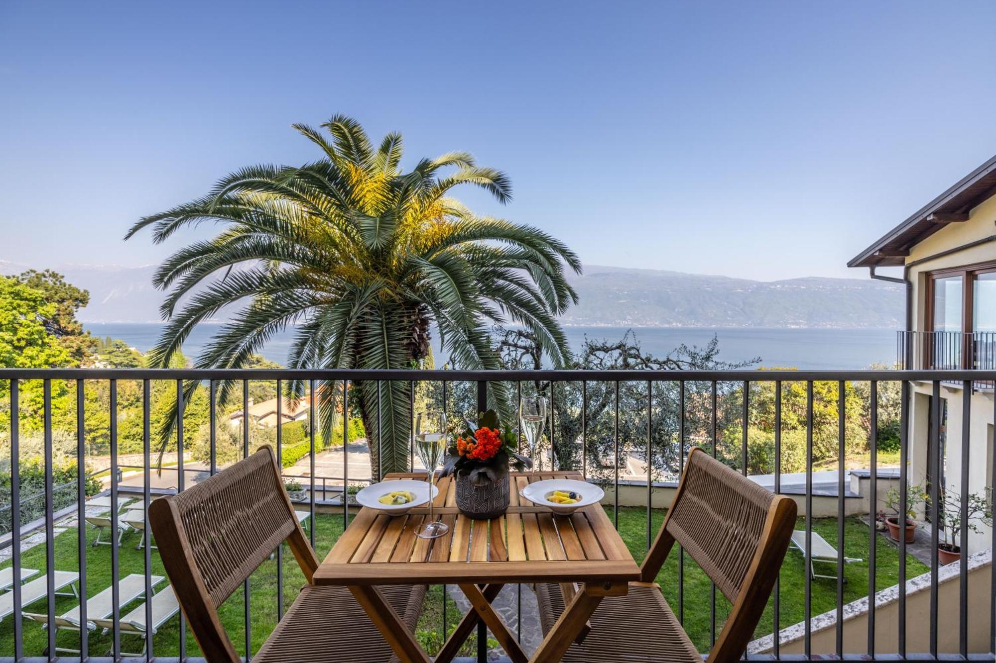 Hotel Meandro - Lake View Gargnano Luaran gambar